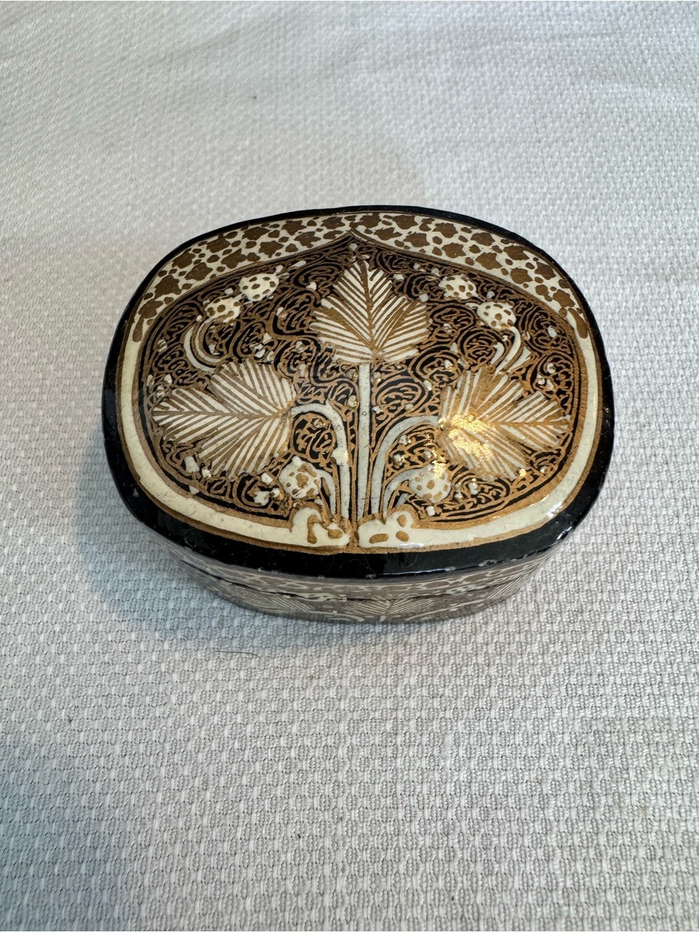 Lacquered papier-mâché trinket box with floral decoration from Kashmir, India